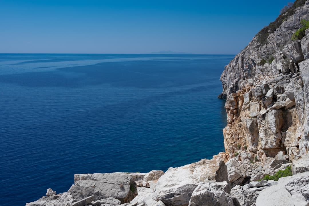 Una lastra piatta di calcare scende nell'Adriatico — il tipo di roccia su cui sono conservate le impronte di sauropode a Grakalovac.