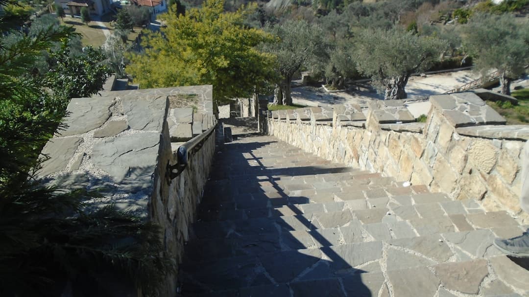 Camminamento in pietra lungo le mura medievali di Ston, il più lungo sistema di fortificazioni conservato in Europa dopo il Vallo di Adriano.