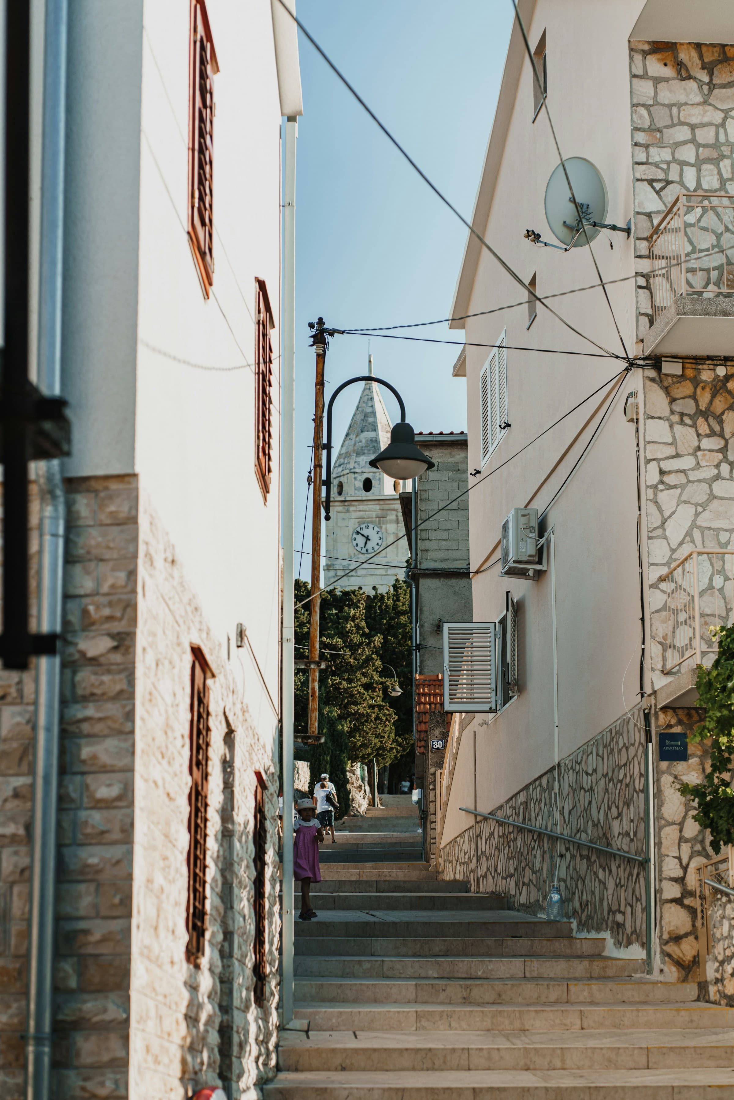 Steinstufen in der Altstadt von Primošten — die Art Gasse, die man erst am dritten Tag kennt