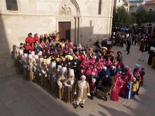 Pag Summer Carnival — Paška kola circle dance in traditional lace costume on the Pag waterfront
